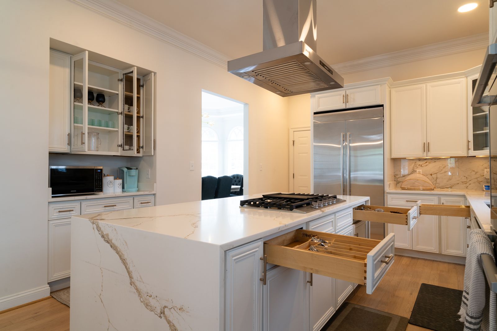 Kitchen island with cooktop and dovetailed drawers